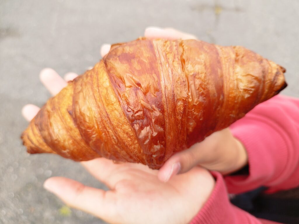 館鼻岸壁朝市　クロワッサン